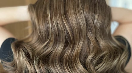 Jade Amphlett Hair – obraz 3