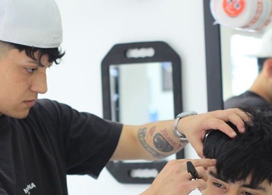 Estilista con gorra recorta cabello en Portofino - Avenida Austral, Puerto Montt, Los Lagos, CL.