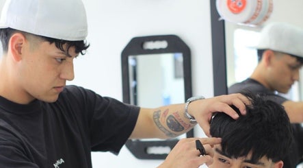 Estilista con gorra recorta cabello en Portofino - Avenida Austral, Puerto Montt, Los Lagos, CL.