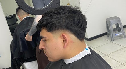 Hombre con corte de cabello moderno en Portofino - Avenida Austral, Puerto Montt, Los Lagos, CL.