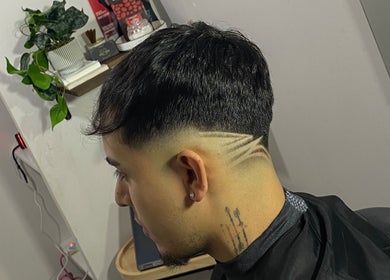 Corte moderno en Portofino - Avenida Austral, Puerto Montt, Los Lagos, CL, con diseño geométrico en el cabello.