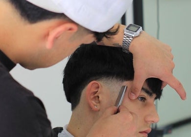 Barbero realizando corte preciso en Portofino - Avenida Austral, Puerto Montt, Los Lagos, CL.