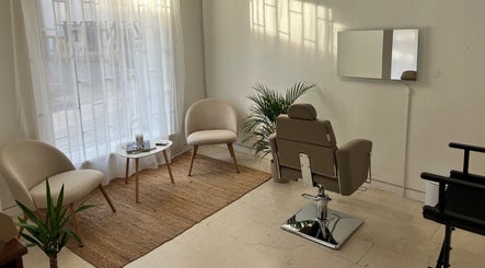 Elegant salon interijer u Zenith Beauty Concept, Rijeka, Primorsko-goranska Županija, HR. Umirujući ambijent s biljkama.