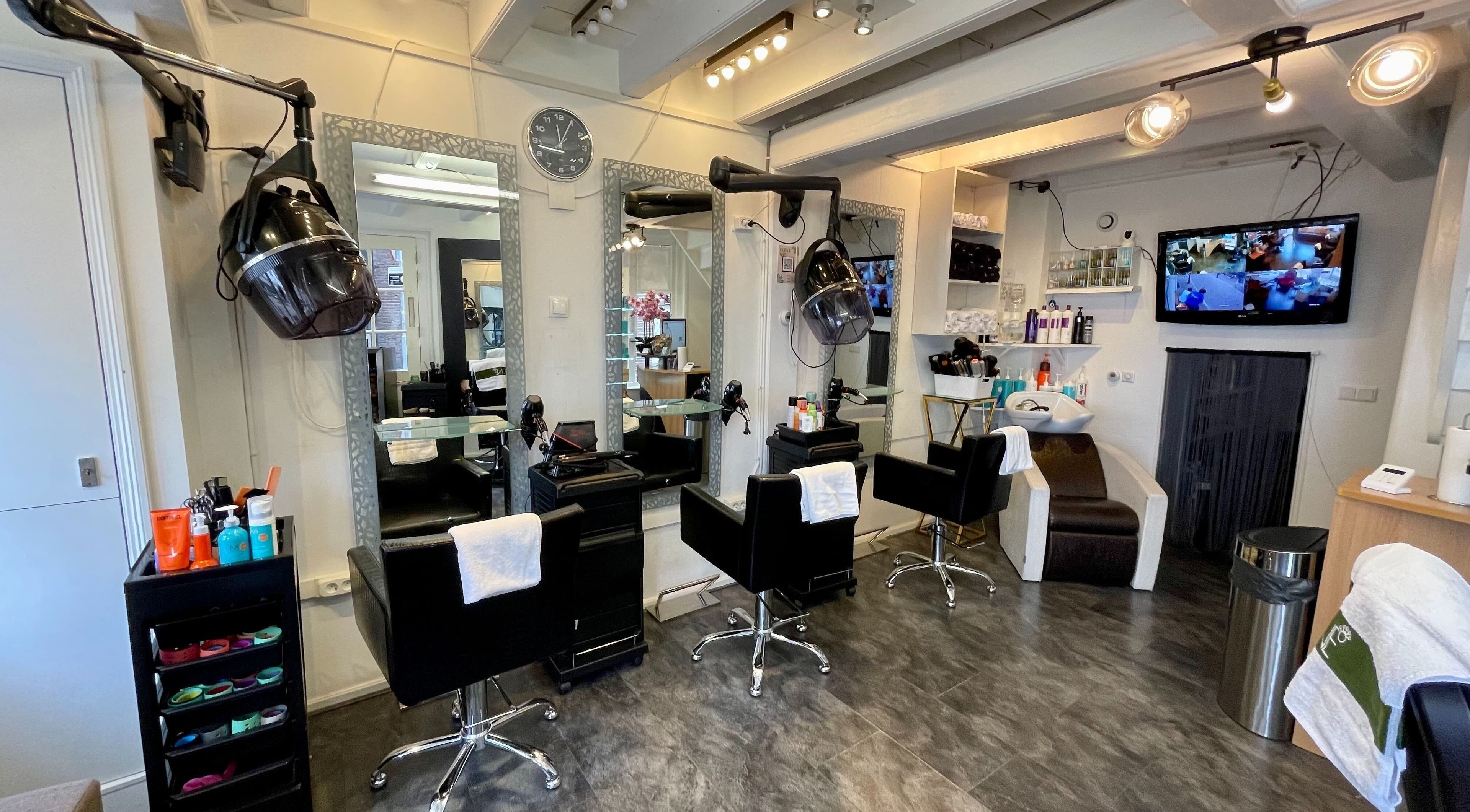 Interior elegante del salón Beauty Centre Rodriguez en Amsterdam, Noord-Holland, NL, optimizado para belleza.