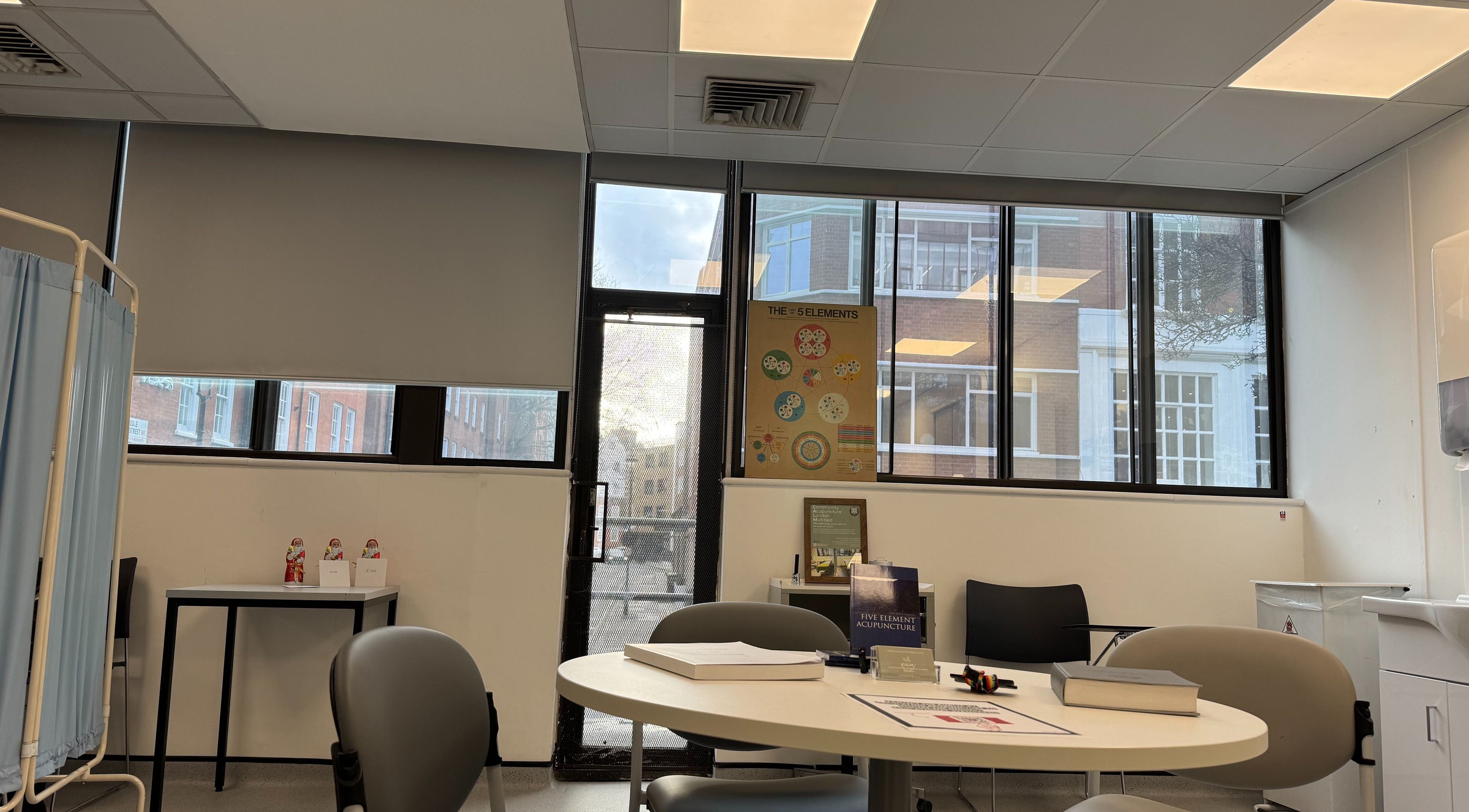 Tranquil waiting area at CALM Community Acupuncture London Multibed Clinic, London, England, GB.