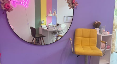 Intérieur lumineux de Kawaii Beauty à Gembloux, Région Wallonne, BE, avec chaise jaune et miroir.