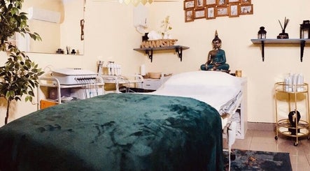 Sala de tratamento serena no SB Instituto de Beleza - @Sbdellamarilisboa, Lisboa. Ambiente relaxante com decoração zen.