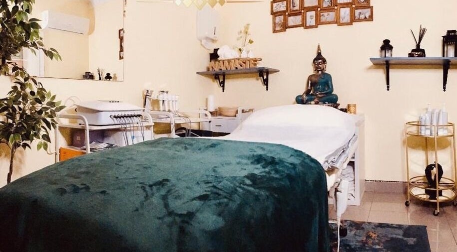 Sala de tratamento serena no SB Instituto de Beleza - @Sbdellamarilisboa, Lisboa. Ambiente relaxante com decoração zen.