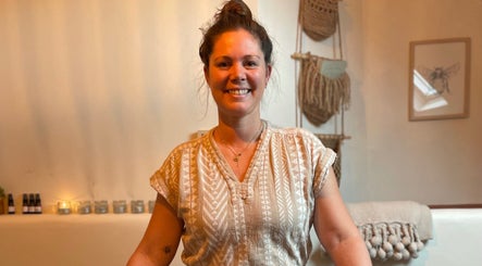Lachende vrouw in rustige kamer bij Noble Nature in Geluveld, Vlaams Gewest, BE.