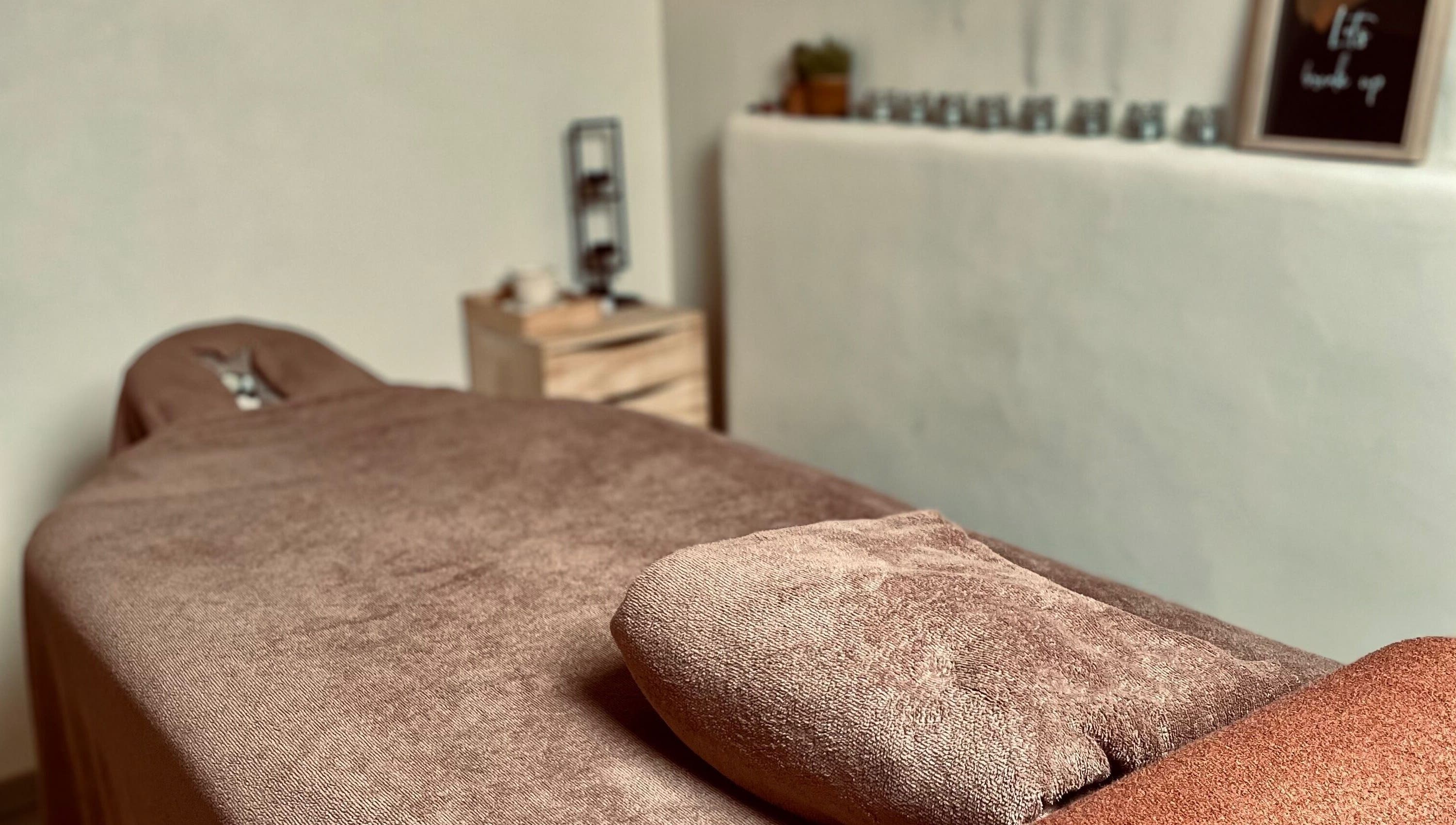Ontspanningsruimte bij Noble Nature in Geluveld, Vlaams Gewest, BE, met een comfortabele massagetafel.