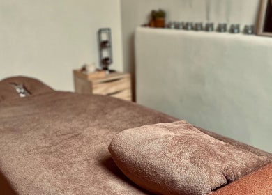 Ontspanningsruimte bij Noble Nature in Geluveld, Vlaams Gewest, BE, met een comfortabele massagetafel.