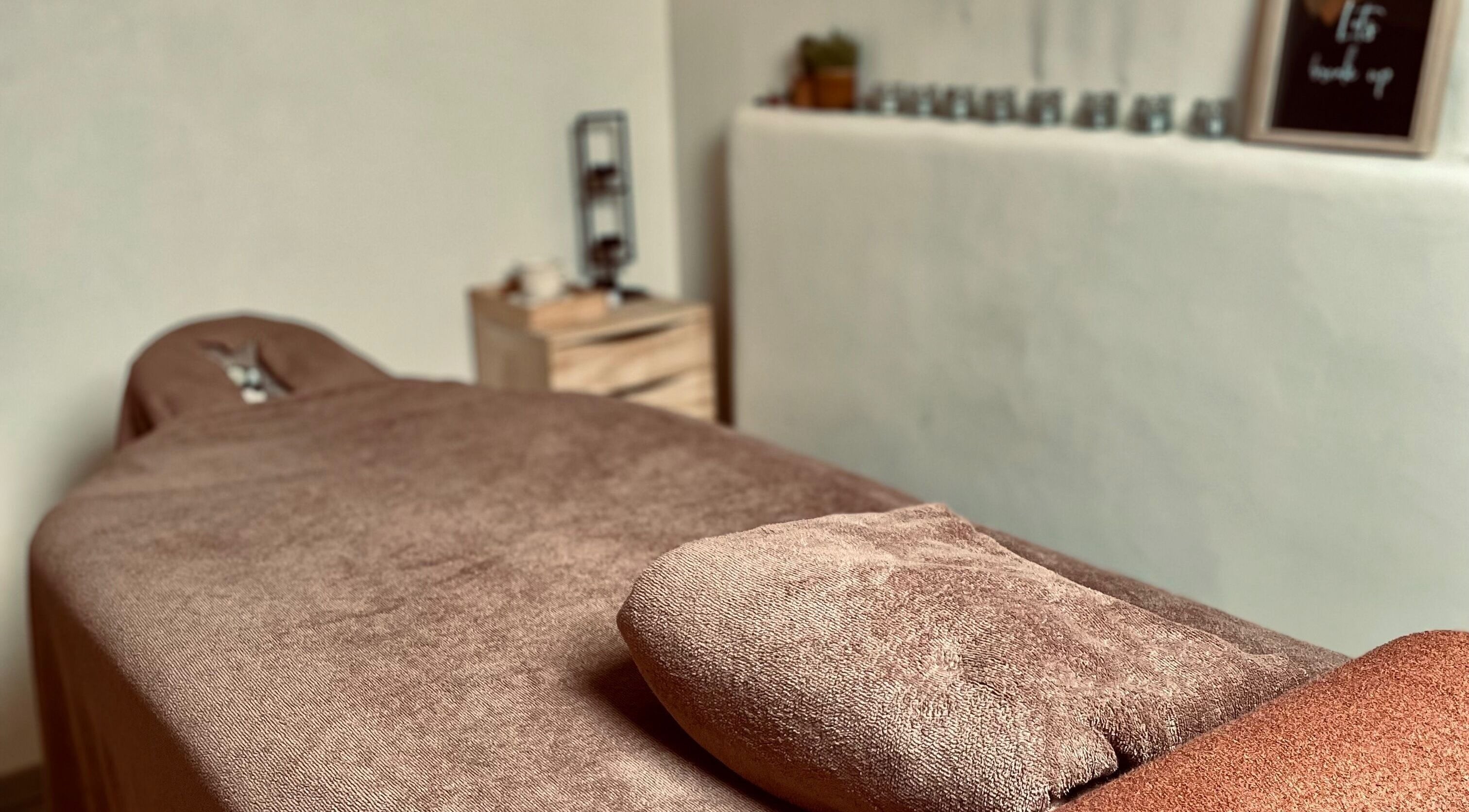 Ontspanningsruimte bij Noble Nature in Geluveld, Vlaams Gewest, BE, met een comfortabele massagetafel.