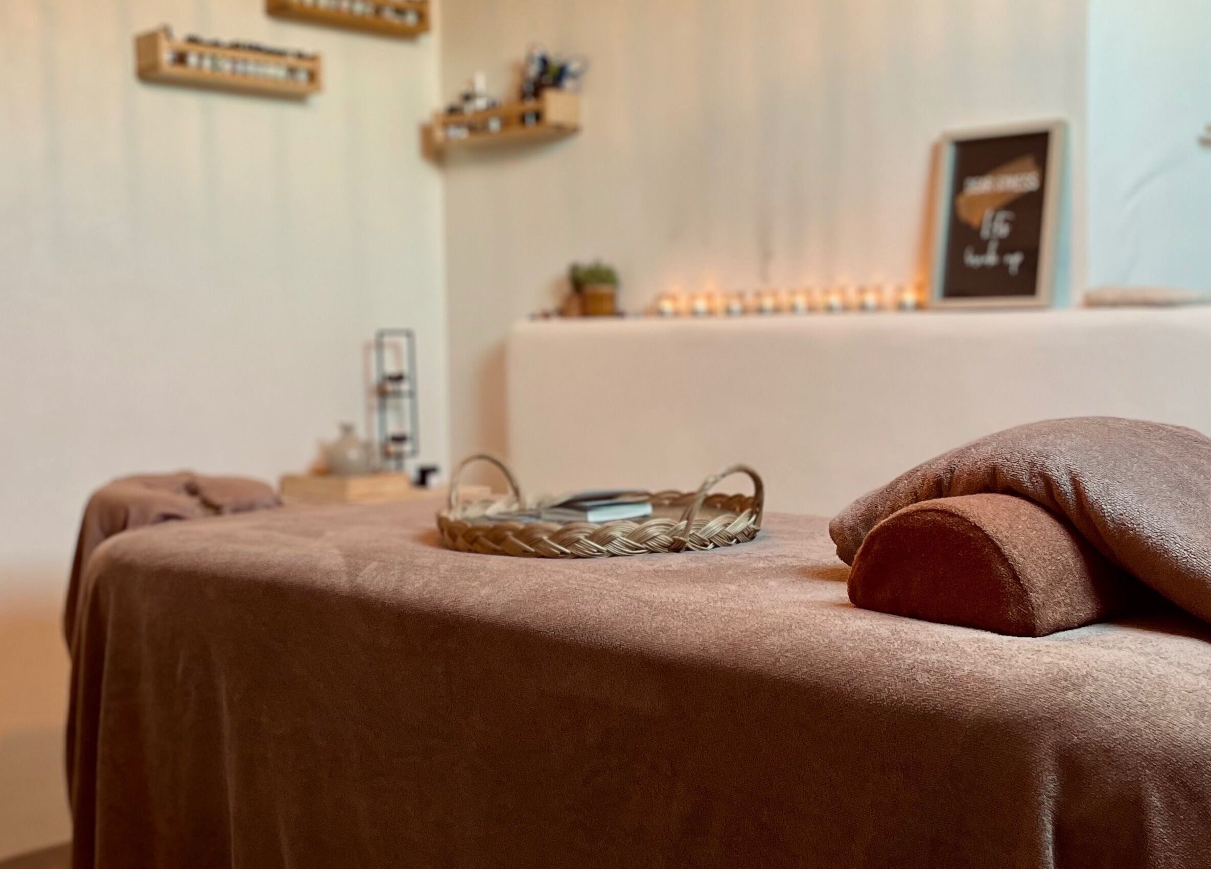 Ontspanningsruimte bij Noble Nature, Geluveld, Vlaams Gewest, BE met een sfeervol ingerichte massagetafel.