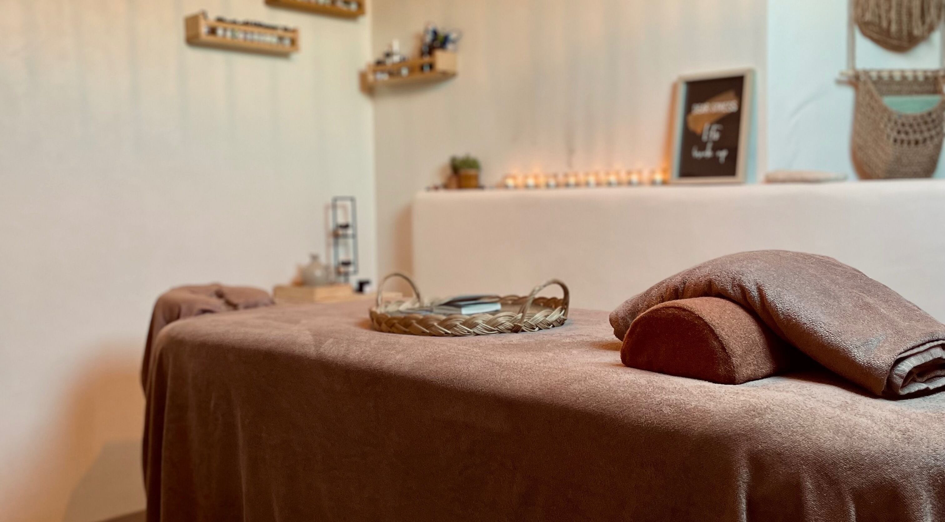 Ontspanningsruimte bij Noble Nature, Geluveld, Vlaams Gewest, BE met een sfeervol ingerichte massagetafel.