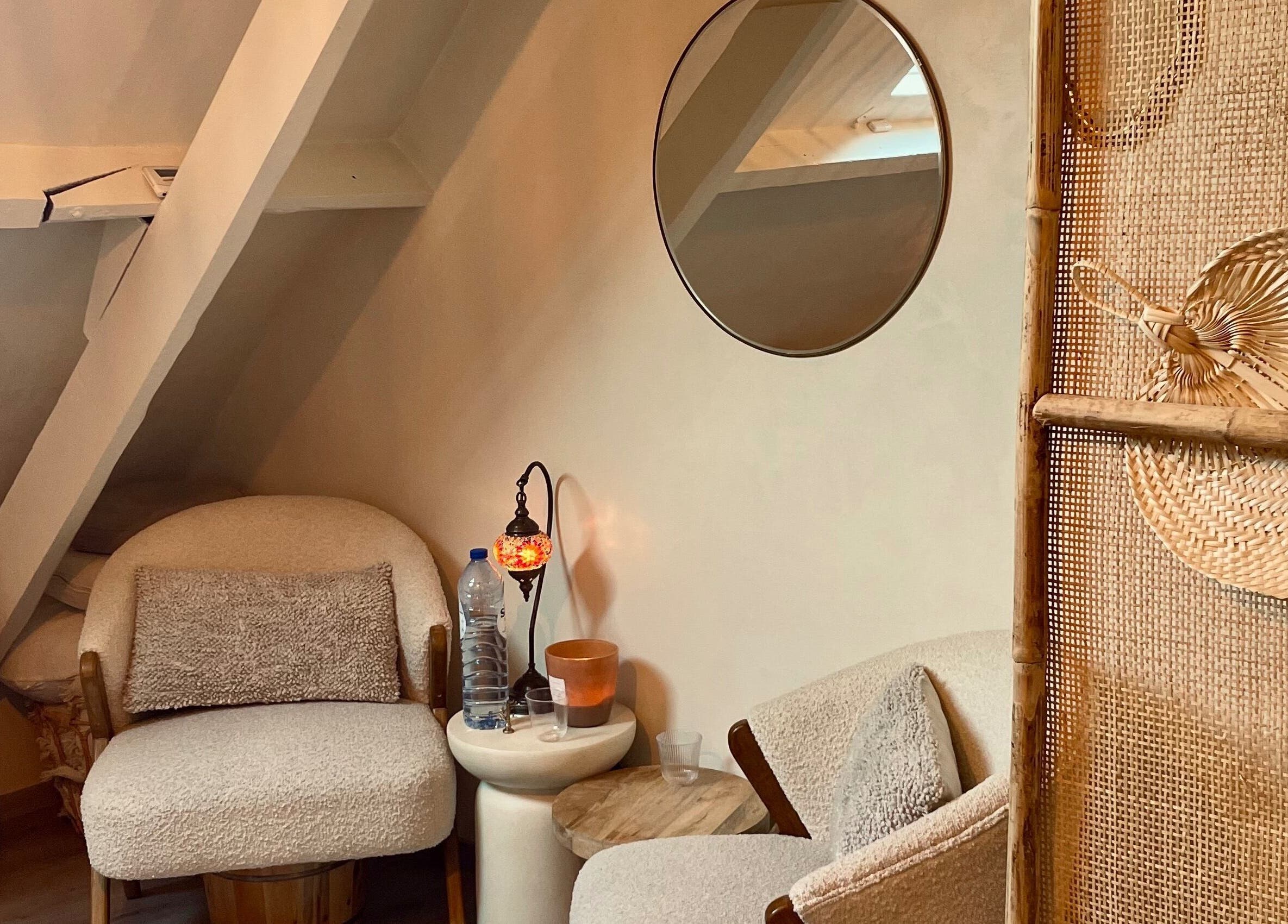 Gezellige hoek bij Noble Nature in Geluveld, Vlaams Gewest, BE met comfortabele zitruimte en sfeerverlichting.