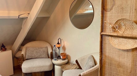 Gezellige hoek bij Noble Nature in Geluveld, Vlaams Gewest, BE met comfortabele zitruimte en sfeerverlichting.