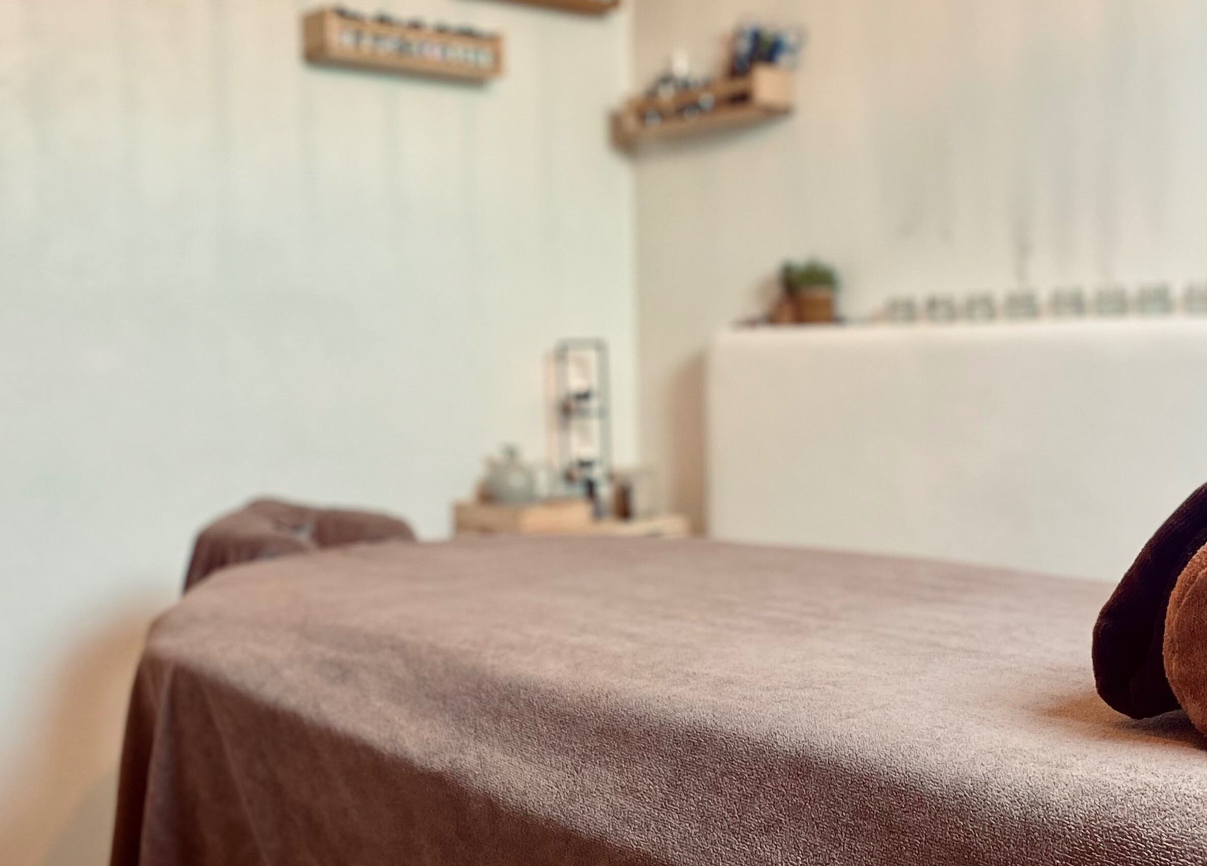 Ontspannende massagekamer in Noble Nature, Geluveld, Vlaams Gewest, BE met rustgevend decor.