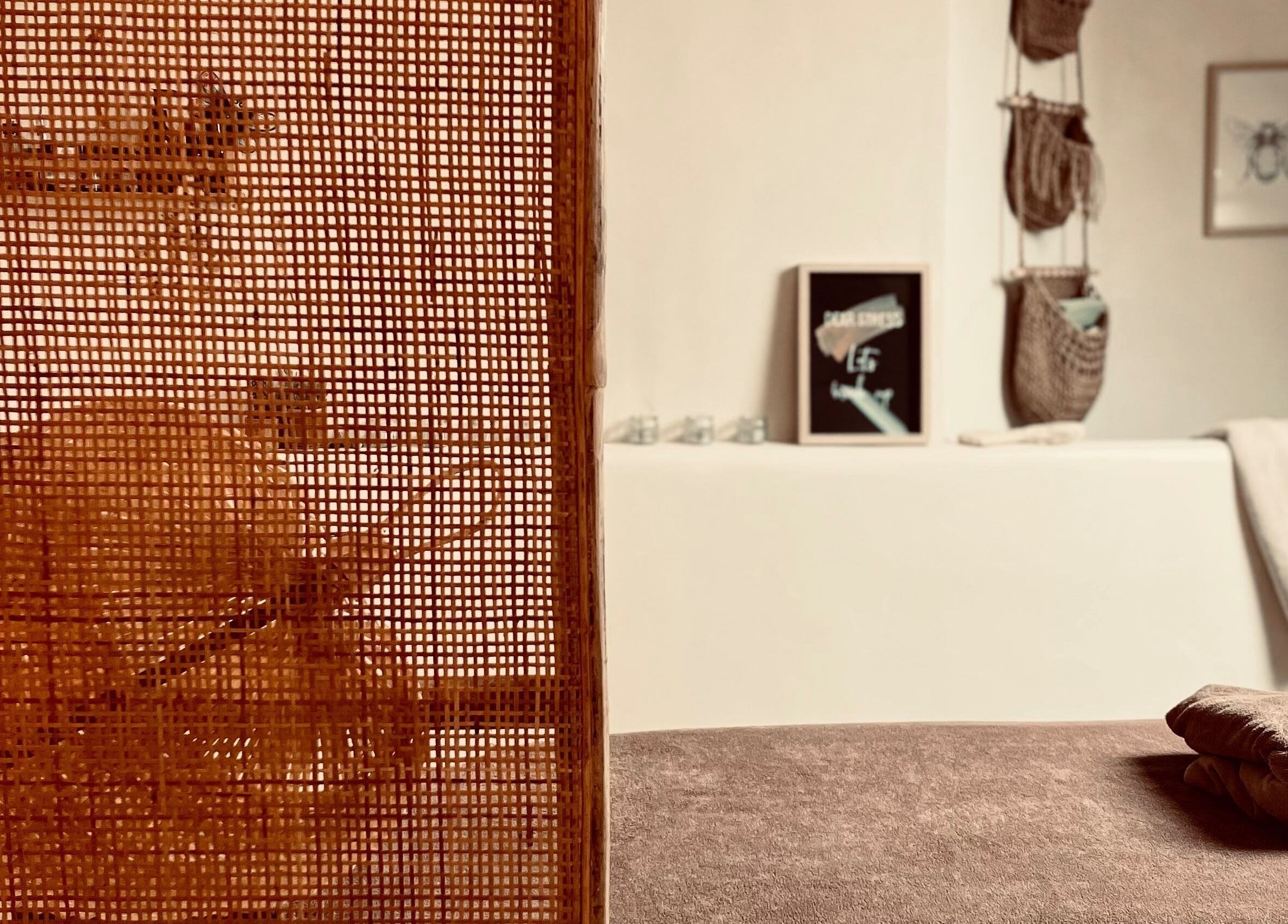 Rustieke schoonheidssalon bij Noble Nature, Geluveld, Vlaams Gewest, BE met sfeervolle inrichting.