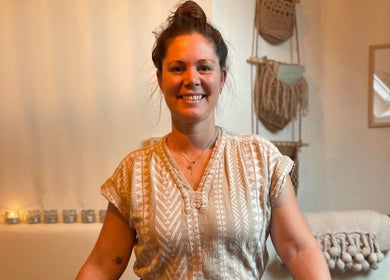 Een glimlachende vrouw in ontspanningsruimte bij Noble Nature, Geluveld, Vlaams Gewest, BE.