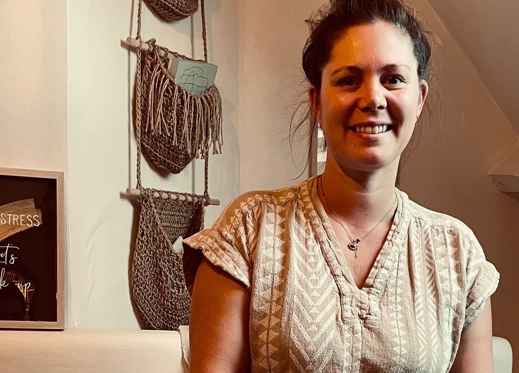 Gezellige ruimte bij Noble Nature in Geluveld, Vlaams Gewest, BE met rustgevende decoratie en bord.