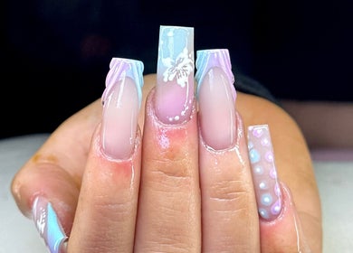 Elegant nail art at Nailsbylilsrose Raydiance 2 in Gorleston-on-sea, England, GB. Intricate pastel and floral designs.