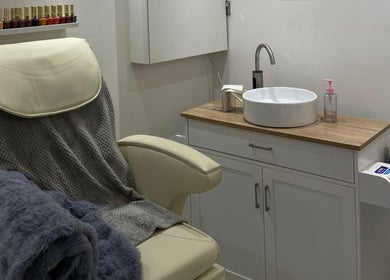 Relaxing massage chair and sink area at BN STUDIO, Coventry, England, GB, designed for premium comfort.