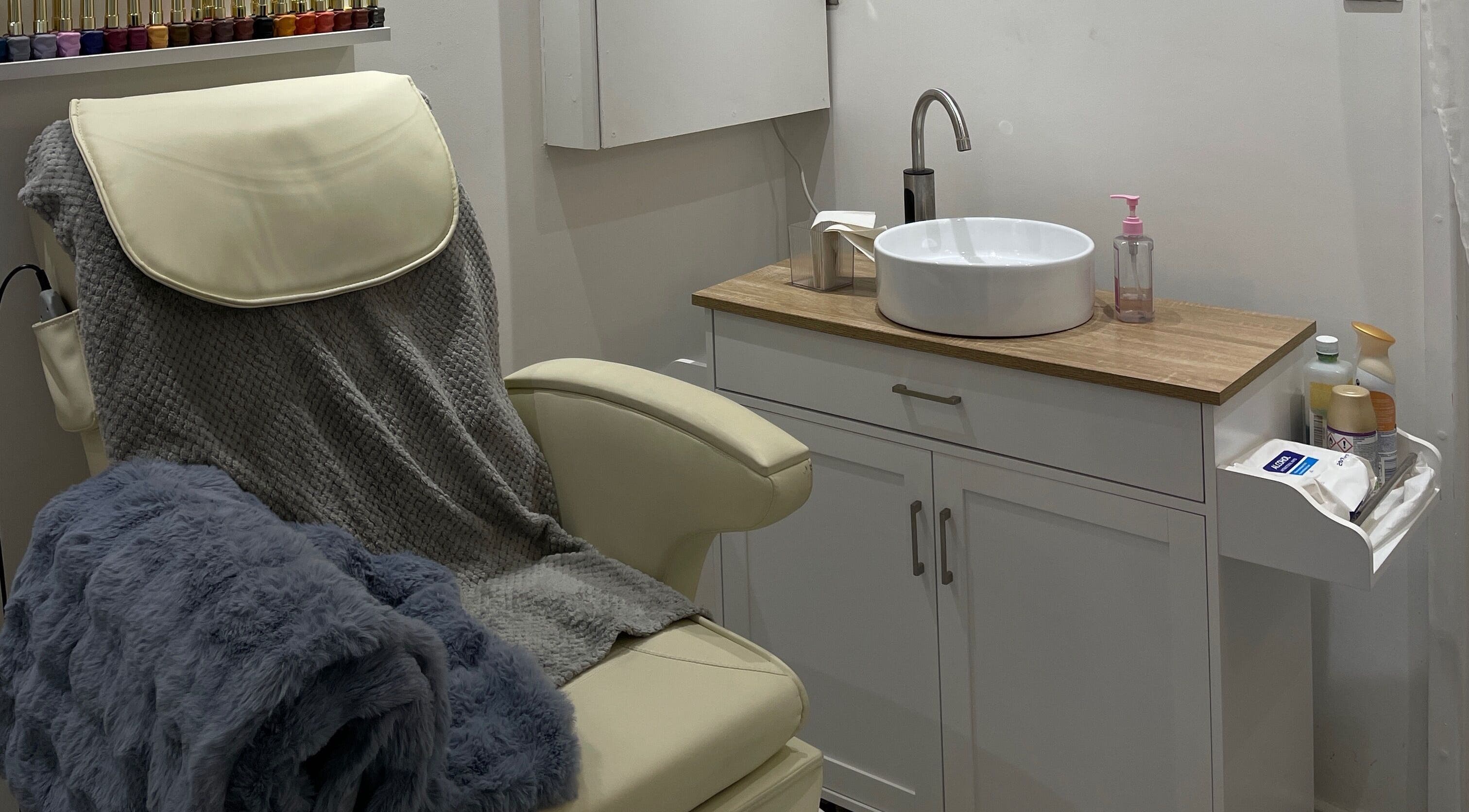 Comfortable treatment chair and sink in Bn Studio, Coventry, England, GB, perfect for a relaxing spa experience.