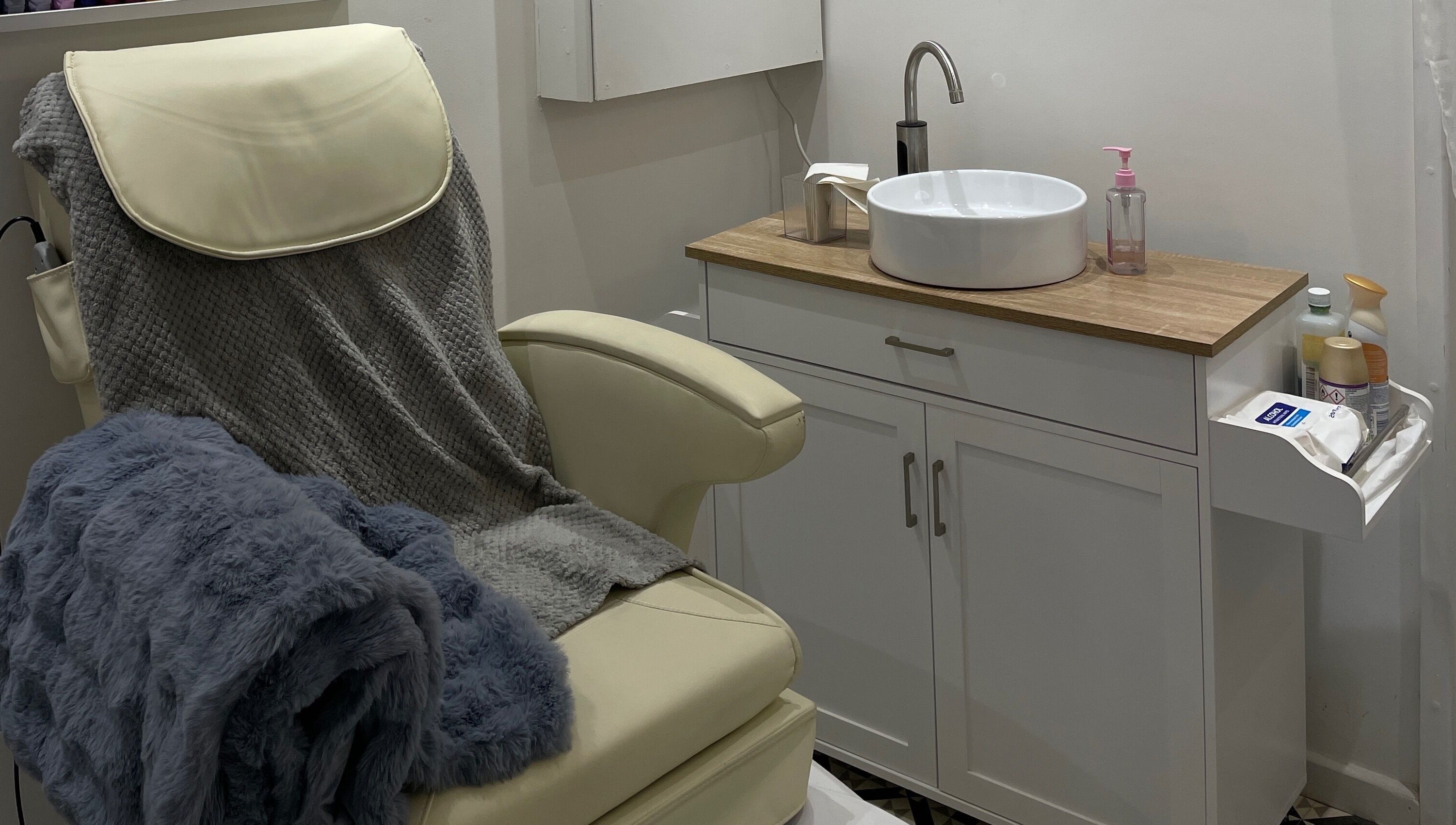 Comfortable spa chair and vanity at Bn Studio, Coventry, England, GB, showcasing a relaxing atmosphere.
