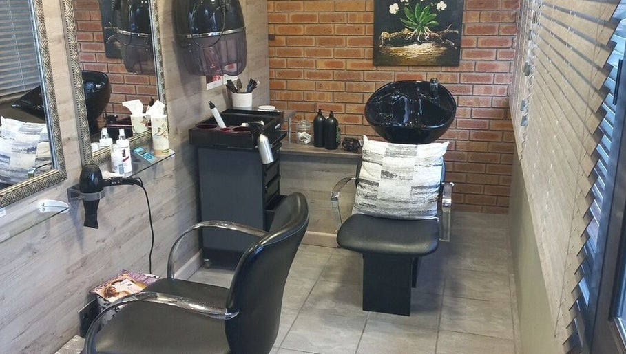 2 Tones Hair Design, bilde 1