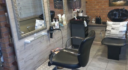 2 Tones Hair Design, bilde 2