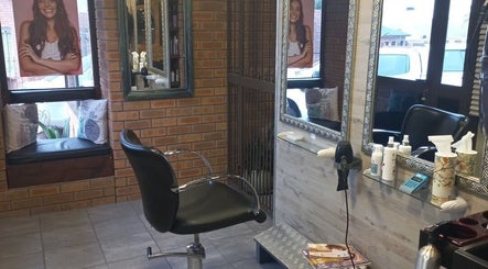 2 Tones Hair Design, bilde 3