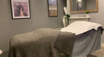 Relaxing treatment room at Belle Chic Health and Beauty, Hungerford, England, GB with cozy decor.