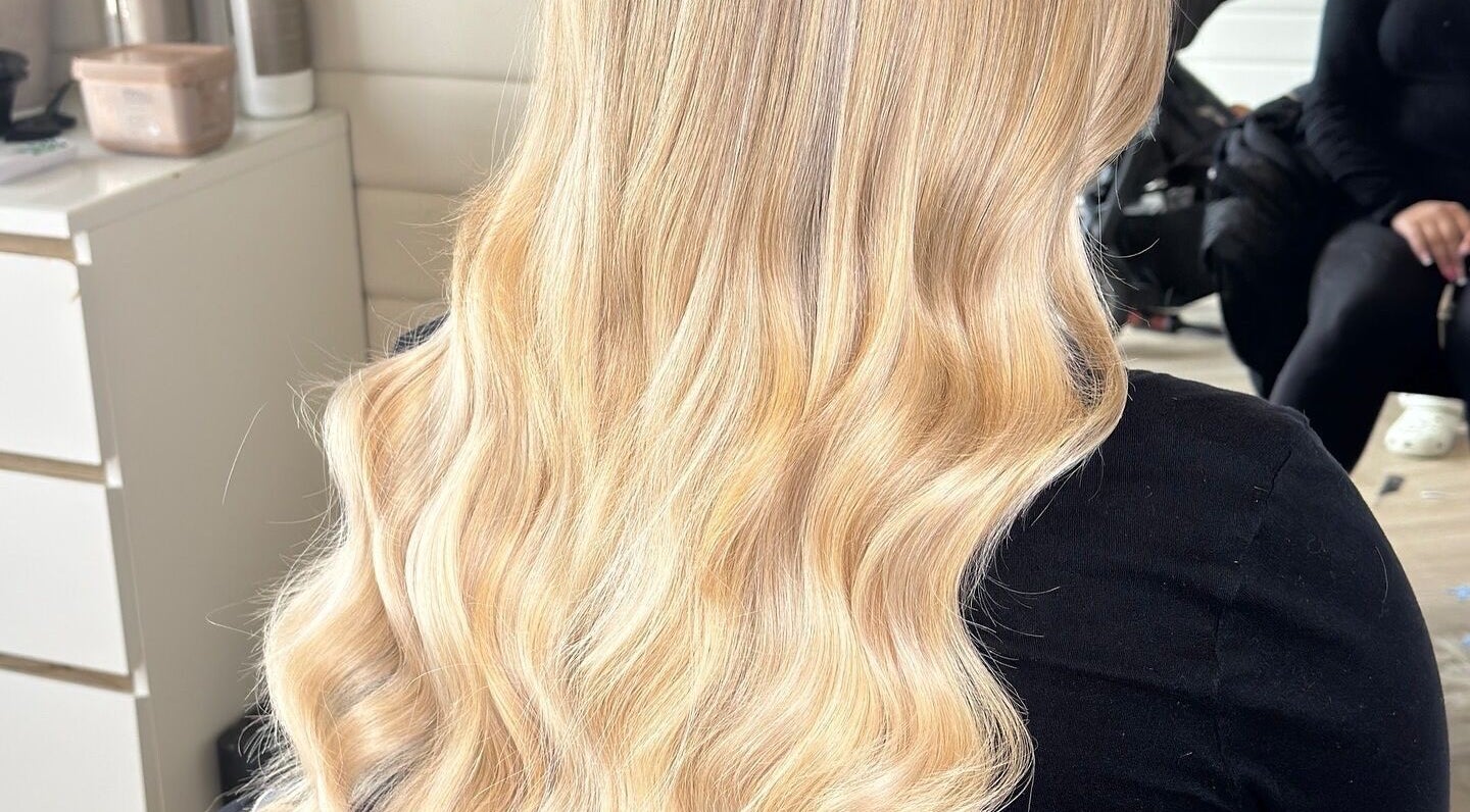 Blonde hair waves at HD Hairextensions in Runwell, England, GB.