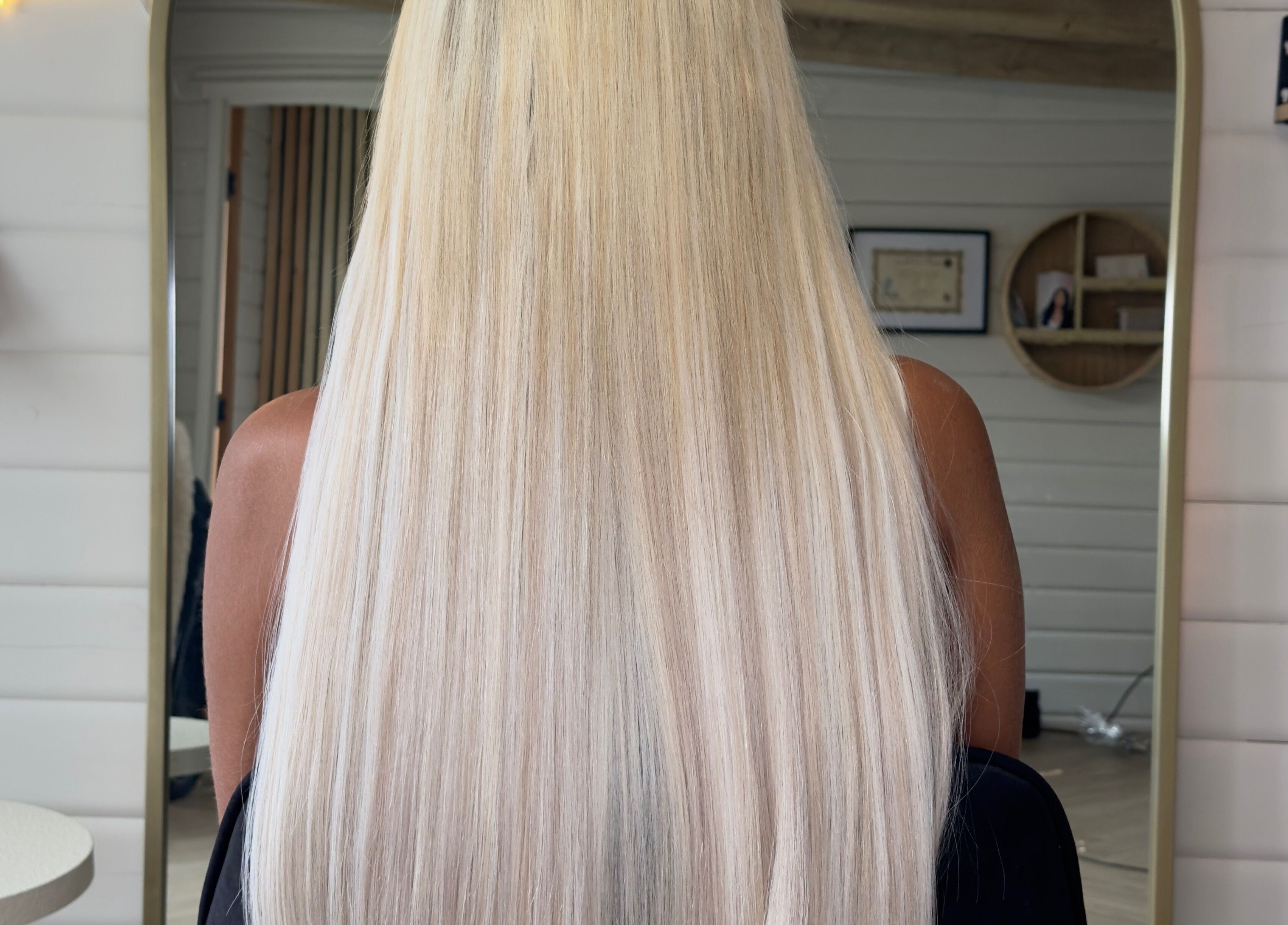 Silky blonde hair extensions at HD Hairextensions in Runwell, England, GB. Perfect blend and natural appearance.