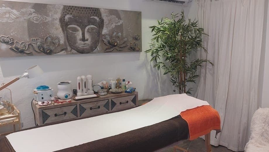 Salle de soins apaisante chez Les Pin Up Au Spa, Marigot, MF, avec décoration zen et équipements modernes.