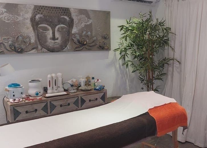 Salle de soins apaisante chez Les Pin Up Au Spa, Marigot, MF, avec décoration zen et équipements modernes.