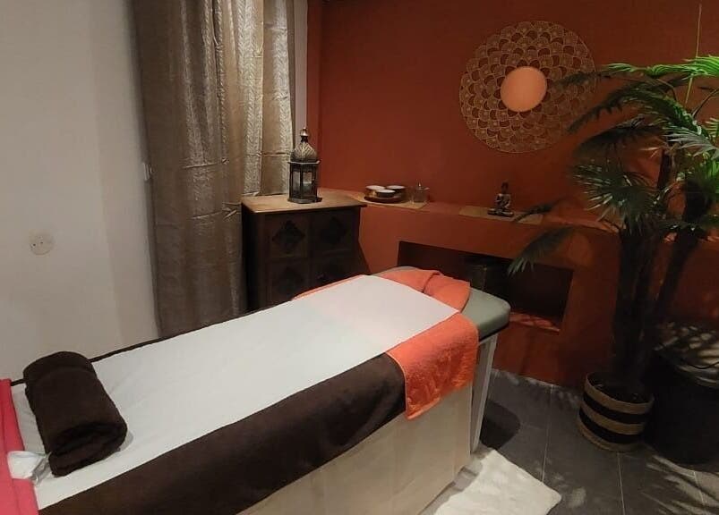 Salle de massage apaisante chez Les Pin Up Au Spa, Marigot, MF avec table et décor relaxant.