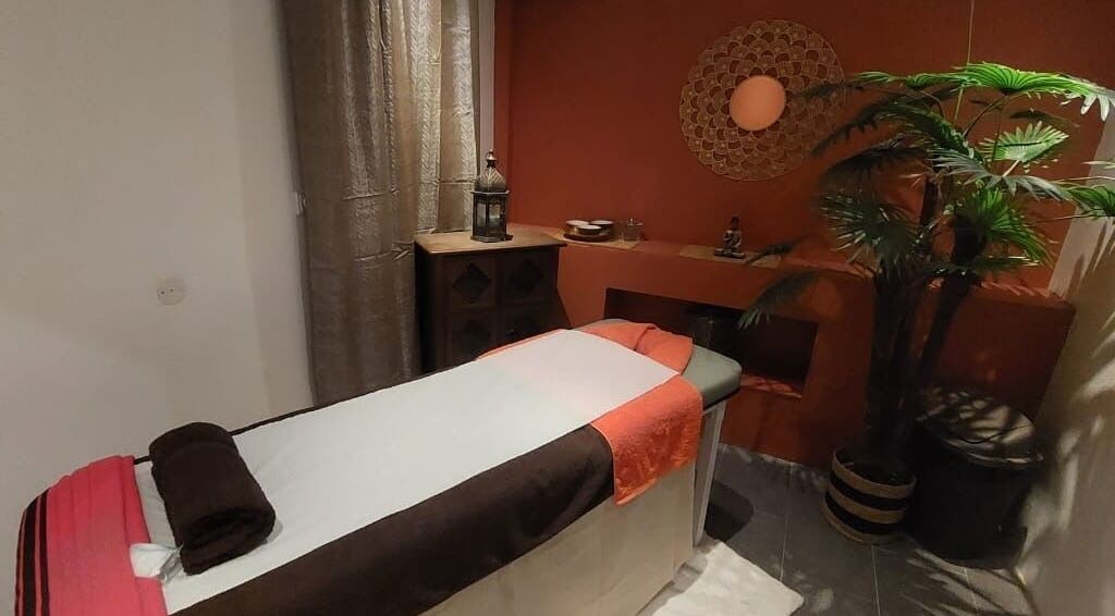 Salle de massage apaisante chez Les Pin Up Au Spa, Marigot, MF avec table et décor relaxant.