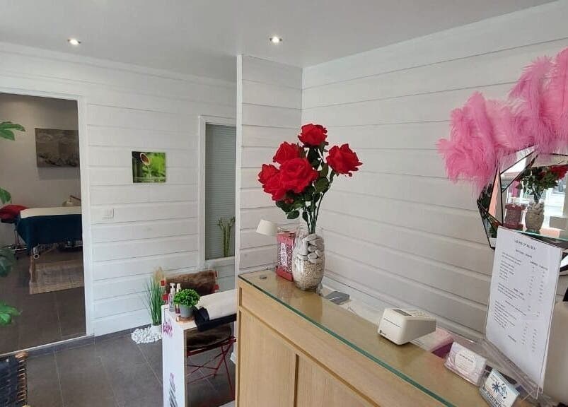 Intérieur accueillant de Les Pin Up Au Spa à Marigot, MF avec décor élégant et roses rouges.