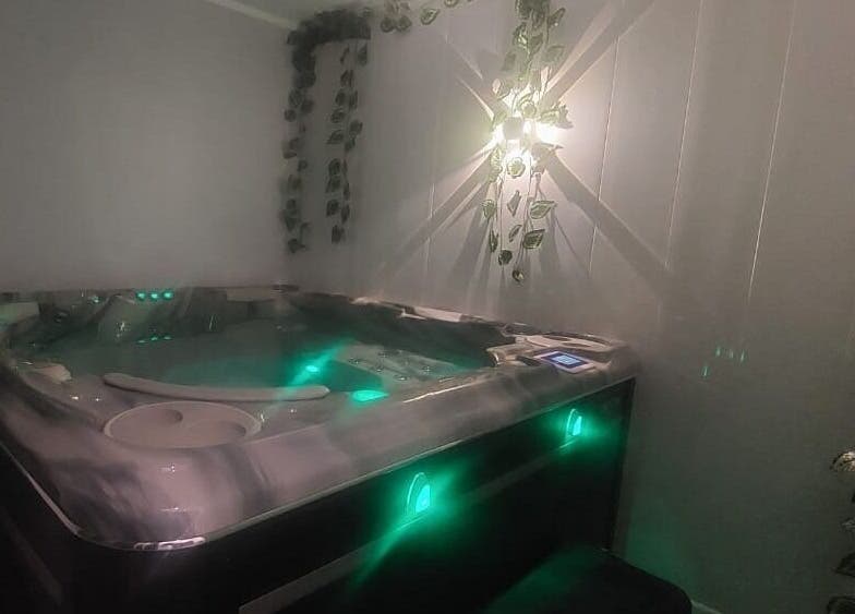 Jacuzzi relaxant chez Les Pin Up Au Spa à Marigot, MF pour une expérience de bien-être inoubliable.