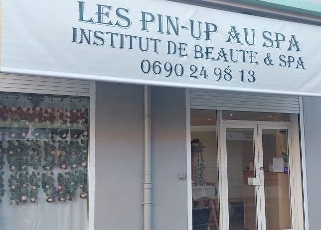 Entrée du spa Les Pin Up Au Spa à Marigot, MF, avec une façade attrayante et accueillante.