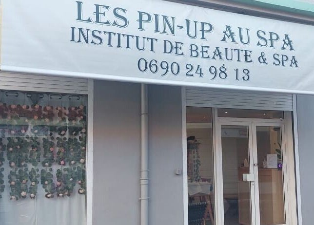 Entrée du spa Les Pin Up Au Spa à Marigot, MF, avec une façade attrayante et accueillante.