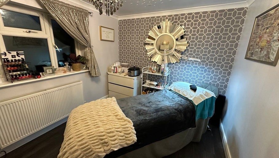 Bespoke Beauty and Holistic Therapy afbeelding 1