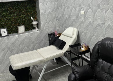 Área de masajes en Chickasalon, Santiago, Región Metropolitana, CL, con silla de spa y decoración elegante.