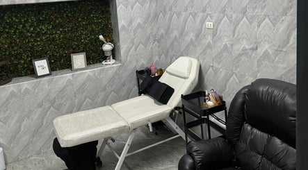 Área de masajes en Chickasalon, Santiago, Región Metropolitana, CL, con silla de spa y decoración elegante.