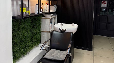 Área de lavado en Chickasalon, Santiago, Región Metropolitana, CL, con fregadero elegante y decoración verde.