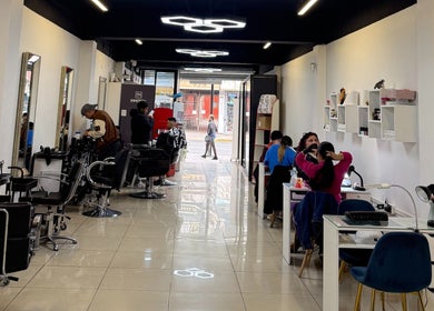 Interior del salón Chickasalon en Santiago, Región Metropolitana, CL, con ambiente moderno y estilistas trabajando.