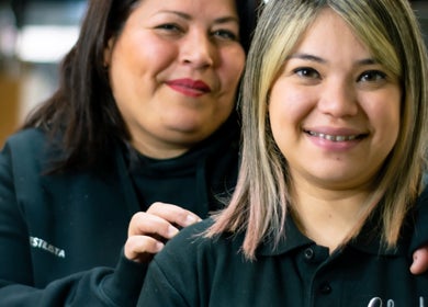 Estilistas sonrientes en Chickasalon, Santiago, Región Metropolitana, CL, ofreciendo servicios de belleza.