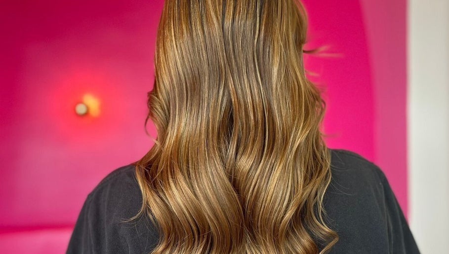 Hermosos reflejos dorados en cabello ondulado en Your Beauty Lab By Ashley Félix, Tijuana, Baja California, MX.