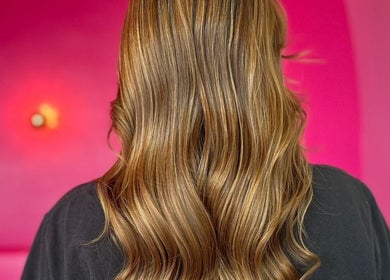 Hermosos reflejos dorados en cabello ondulado en Your Beauty Lab By Ashley Félix, Tijuana, Baja California, MX.